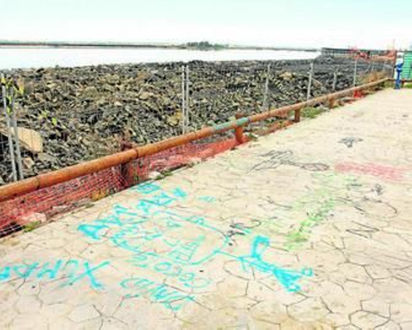 Un paseo junto a la ría entre pintadas