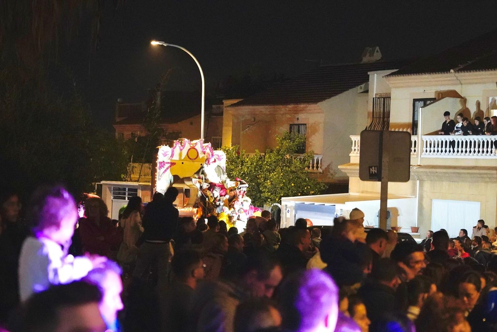La cabalgata de Huércal de Almería, en imágenes: miles de personas reciben a los Reyes Magos