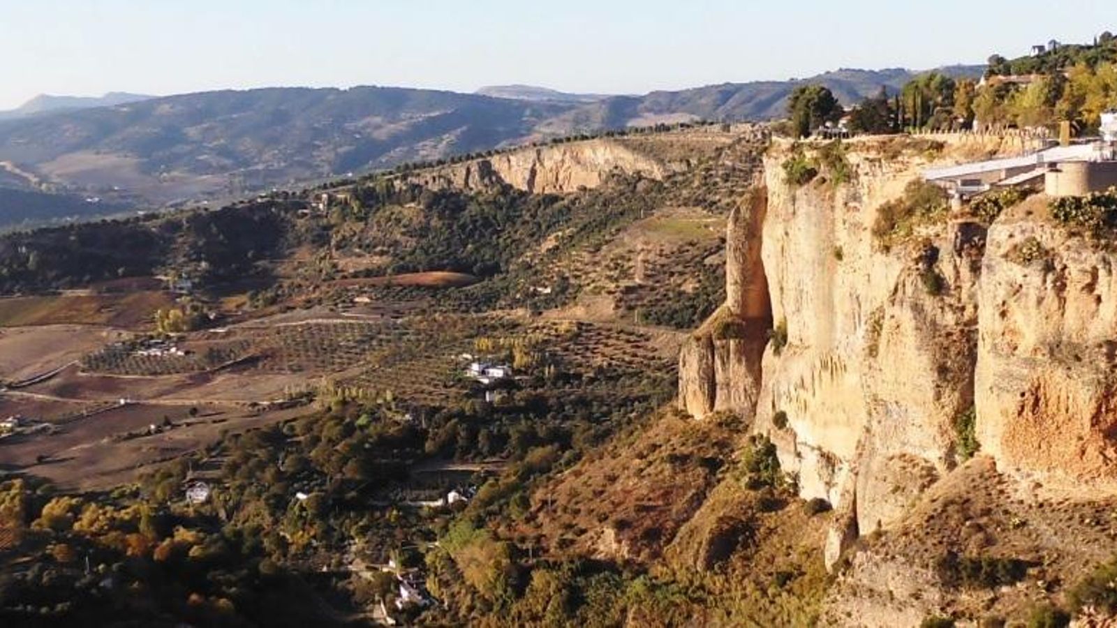 El sendero arranca en las faldas del Tajo de Ronda.