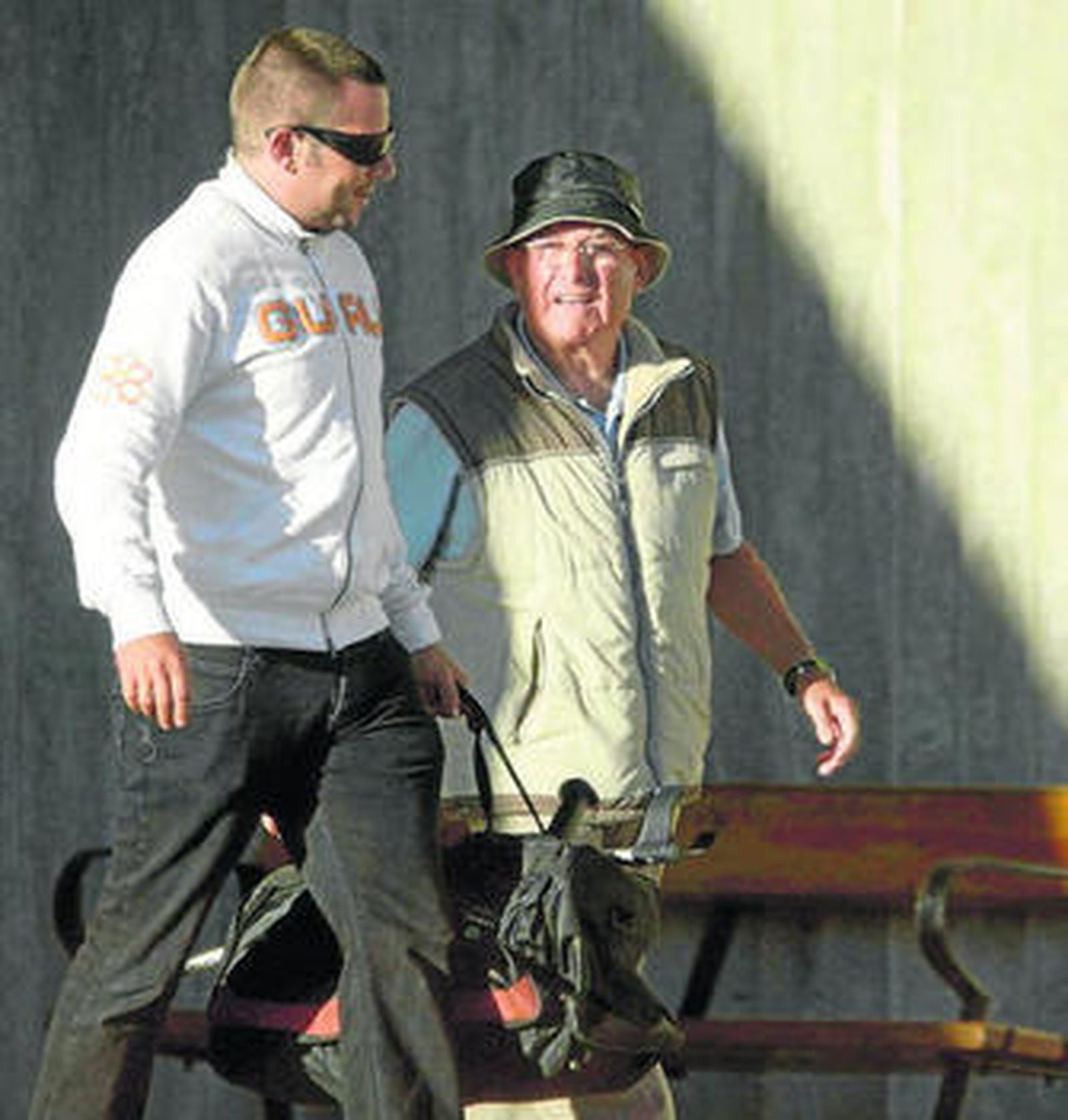 Manuel Charlín, a la derecha, fue recogido por un nieto.