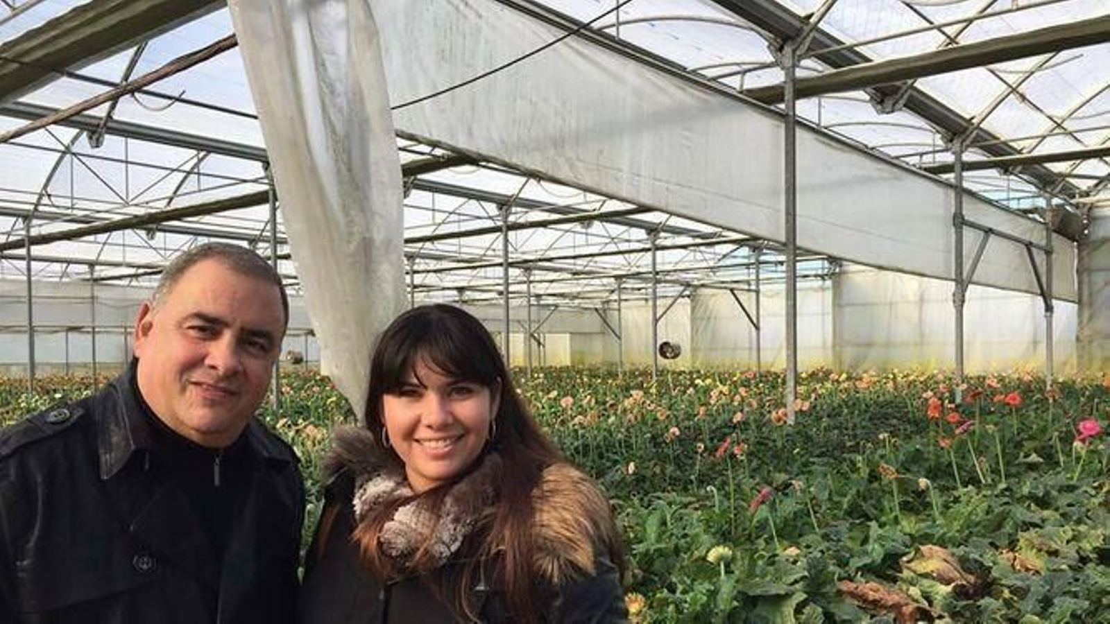 Erasmo y Lisbet en un invernadero de flores. Erasmo y Lisbet en un invernadero de flores.
