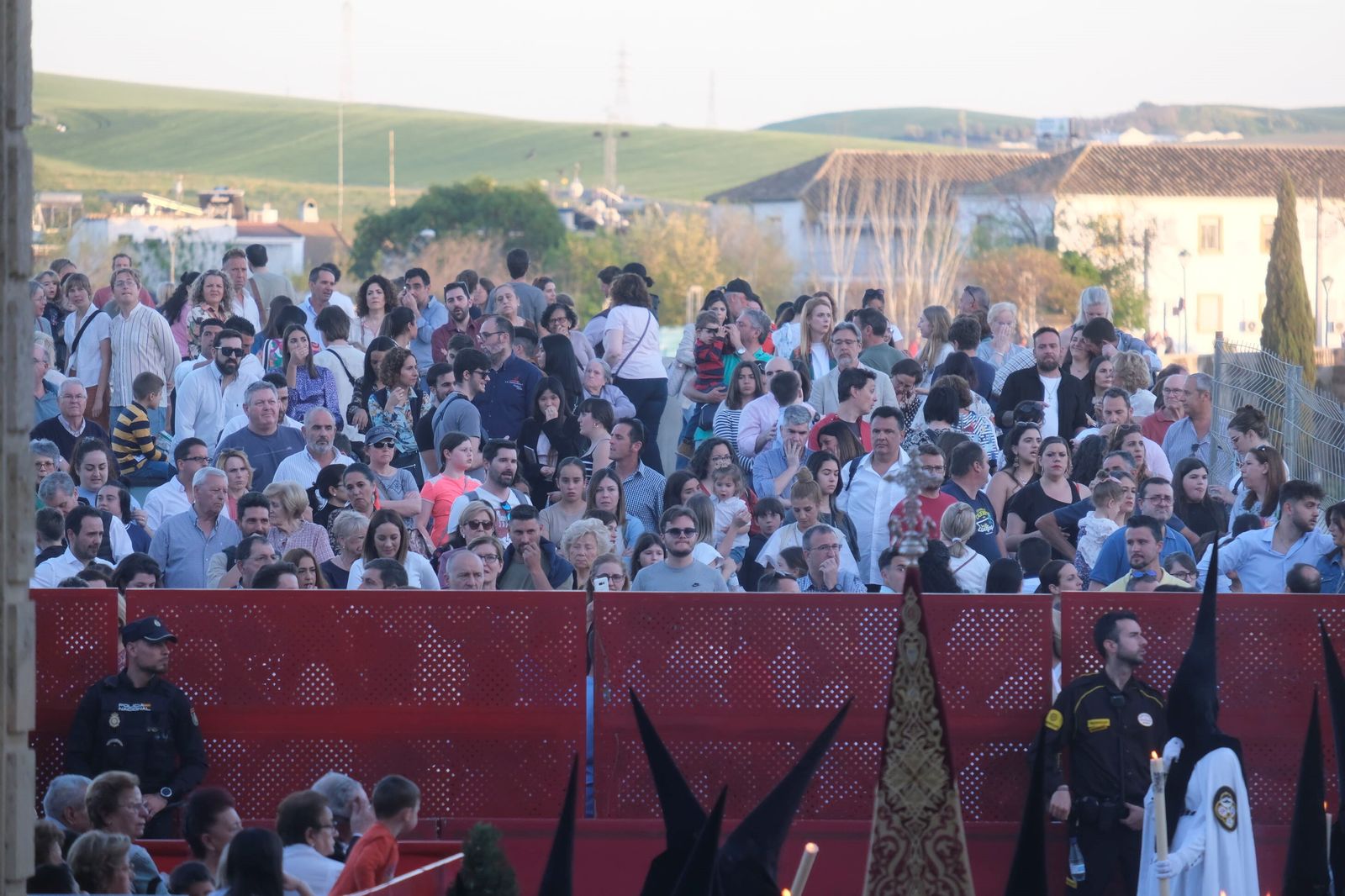 Varias personas en la carrera oficial de la Semana Santa de Córdoba.