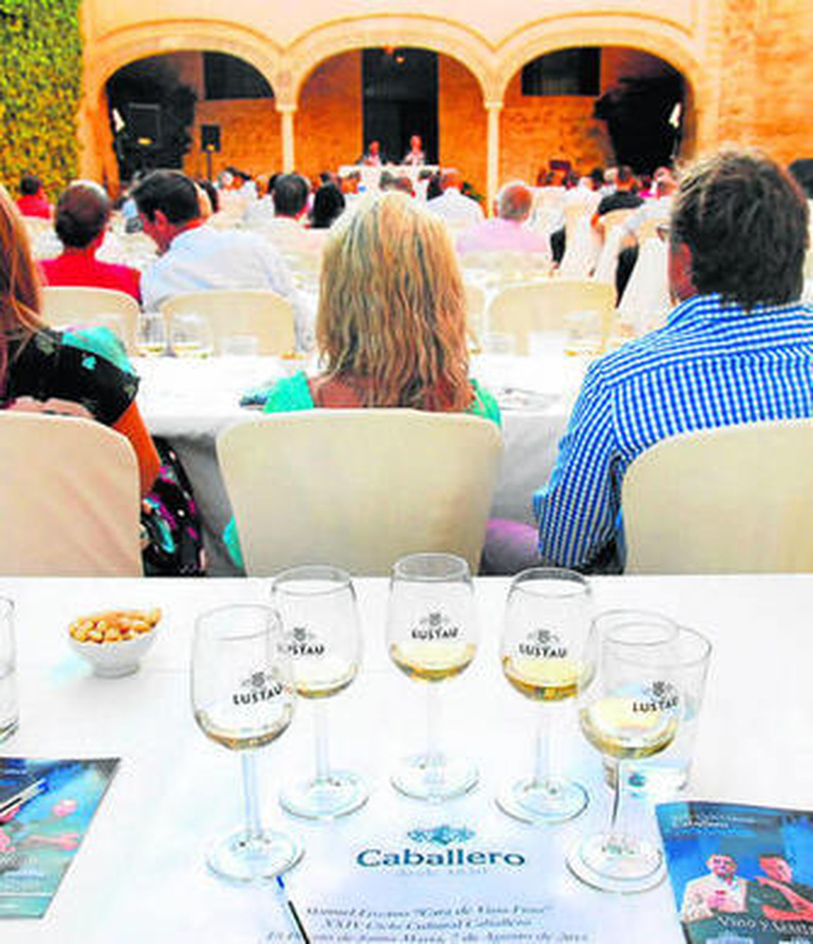 Una imagen de la cata con la que arrancó el Ciclo Cultural Caballero.