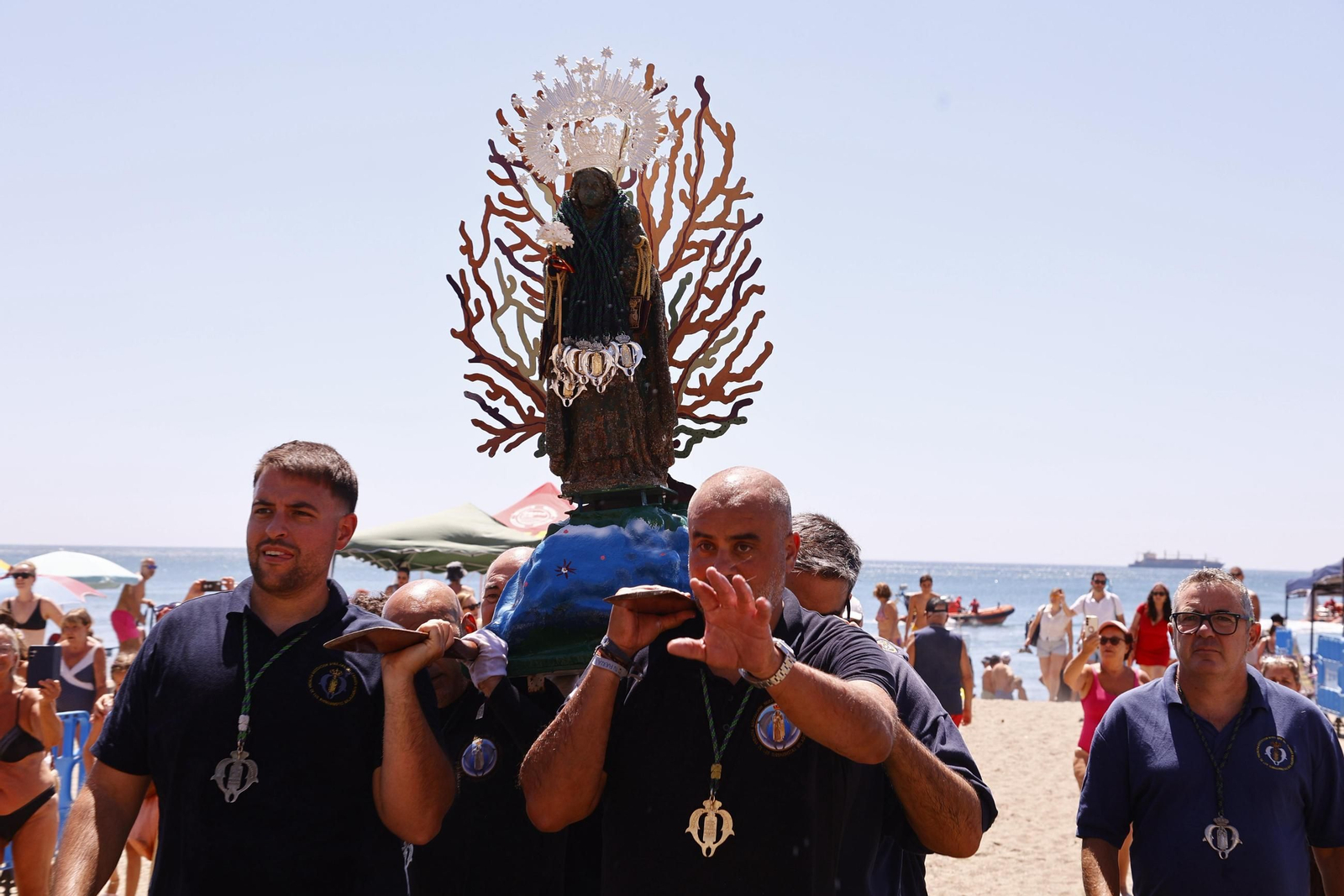 La procesión en Málaga de la Virgen del Carmen de los submarinistas, en imágenes