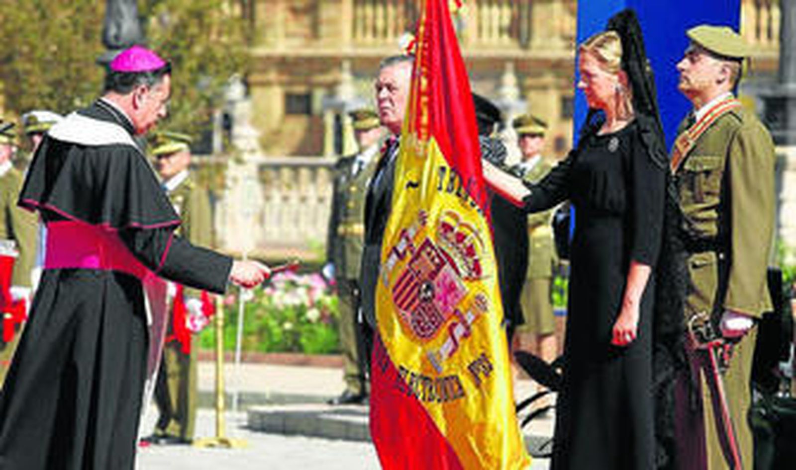 1. Escolares andaluces saludan y fotografían a la infanta Cristina en la Plaza de España. 2. Doña Cristina pasa revista. 3. La Infanta besa la bandera nacional que después entregaría al Regimiento de Guerra Electrónica. 4. El arzobispo castrense, monseñor Juan José del Río, bendice la enseña nacional en presencia de la infanta Cristina y Javier Benjumea Lorrente, teniente de hermano mayor de la Real Maestranza de Caballería, donante de la bandera. 5.  El alcalde de Sevilla, Juan Ignacio Zoido, saluda con una reverencia a la Infanta.