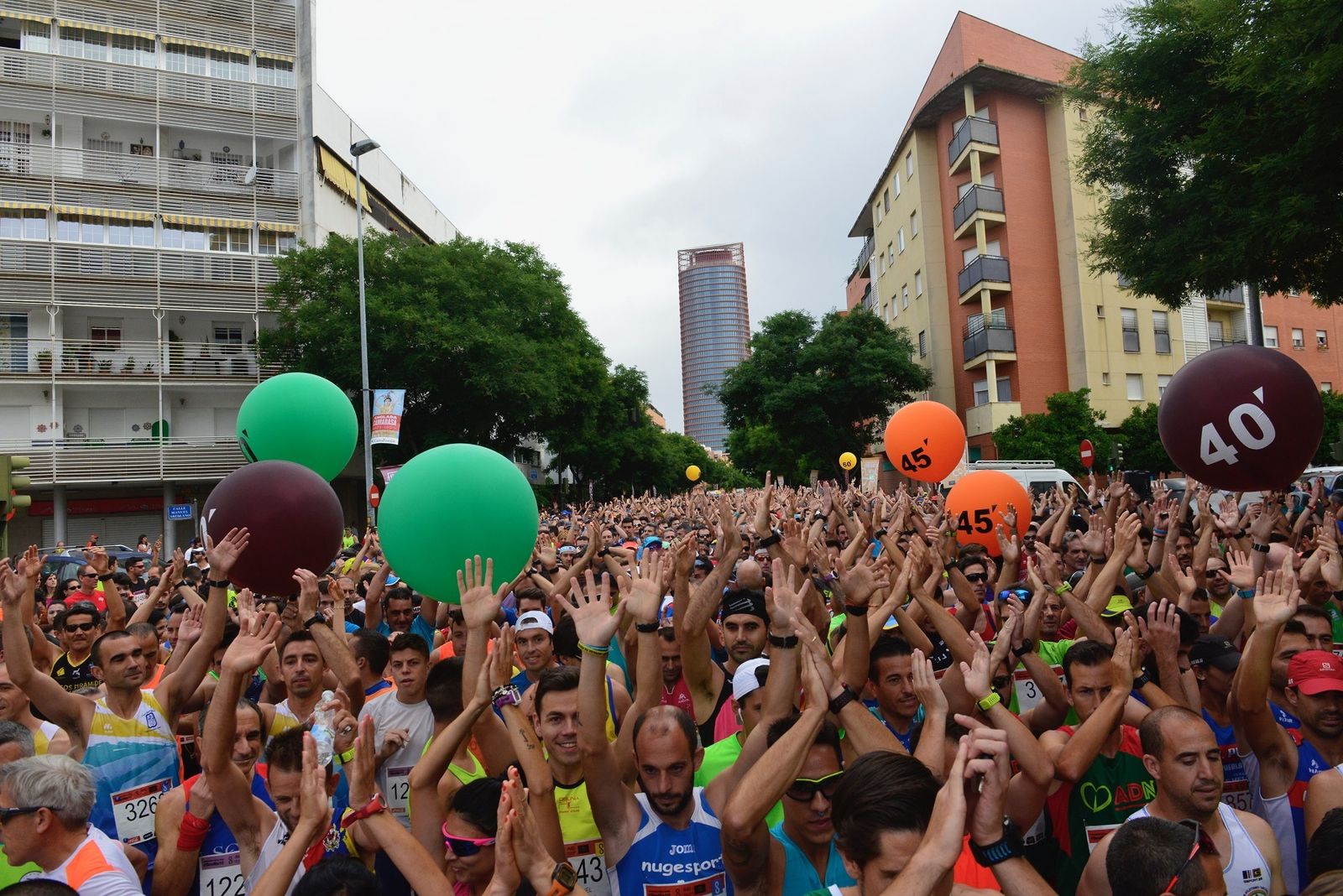 Parte de los 8.963 corredores que participaron en la Carrera Popular de Triana.