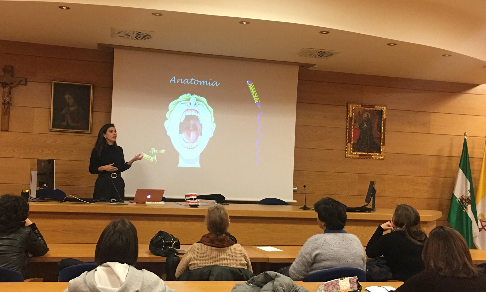 La odontopediatra Elisa Ríos durante una de las charlas de formación.