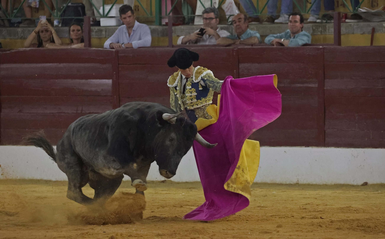 Fotos de la corrida del domingo de la Feria de La Línea: Emilio de Justo y David Galván