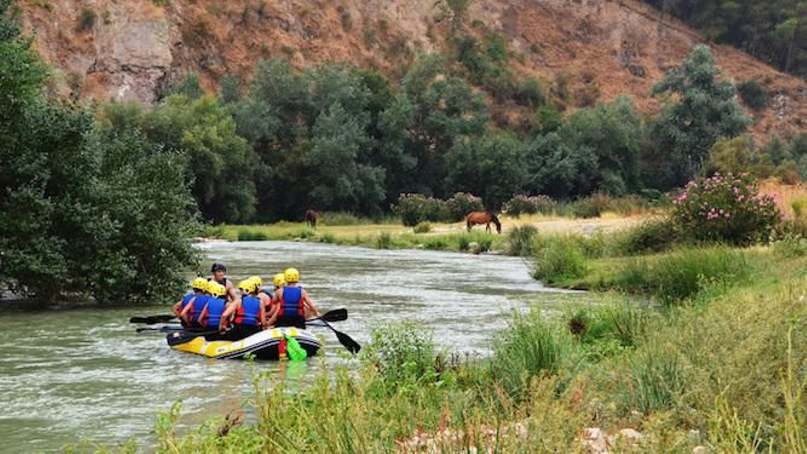 Un grupo hace rafting en el río Genil. Un grupo hace rafting en el río Genil.