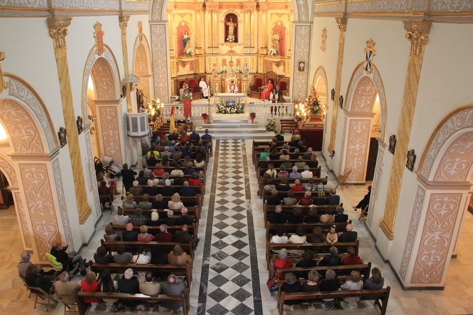 La iglesia parroquial de Abla, llena hasta la bandera en la jornada dominical de los festejos.
