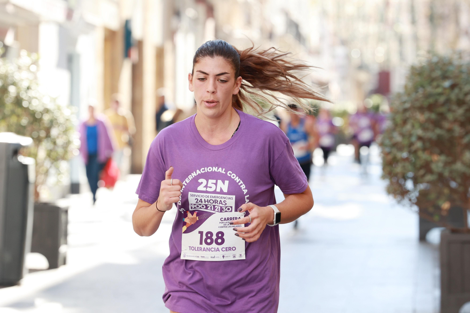 Todas las imágenes de la carrera contra la violencia de género en Cádiz