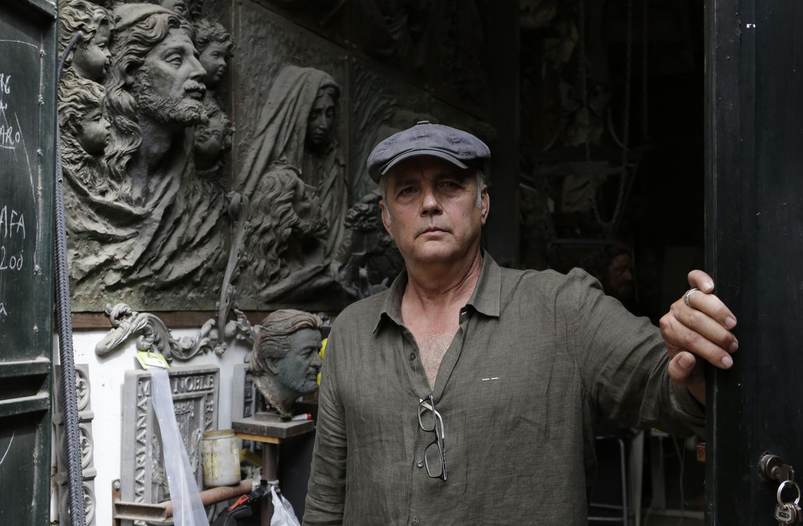 Francisco Parra en su taller del corral de artesanos de Pasaje Mallol.