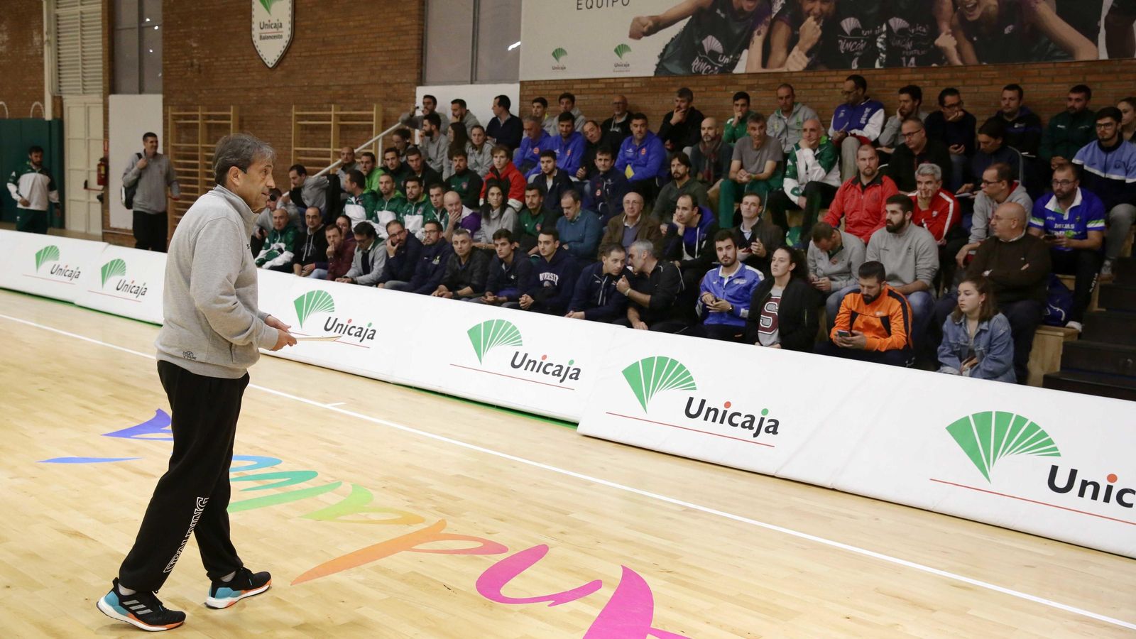 Casimiro explica a los asistentes al clínic.