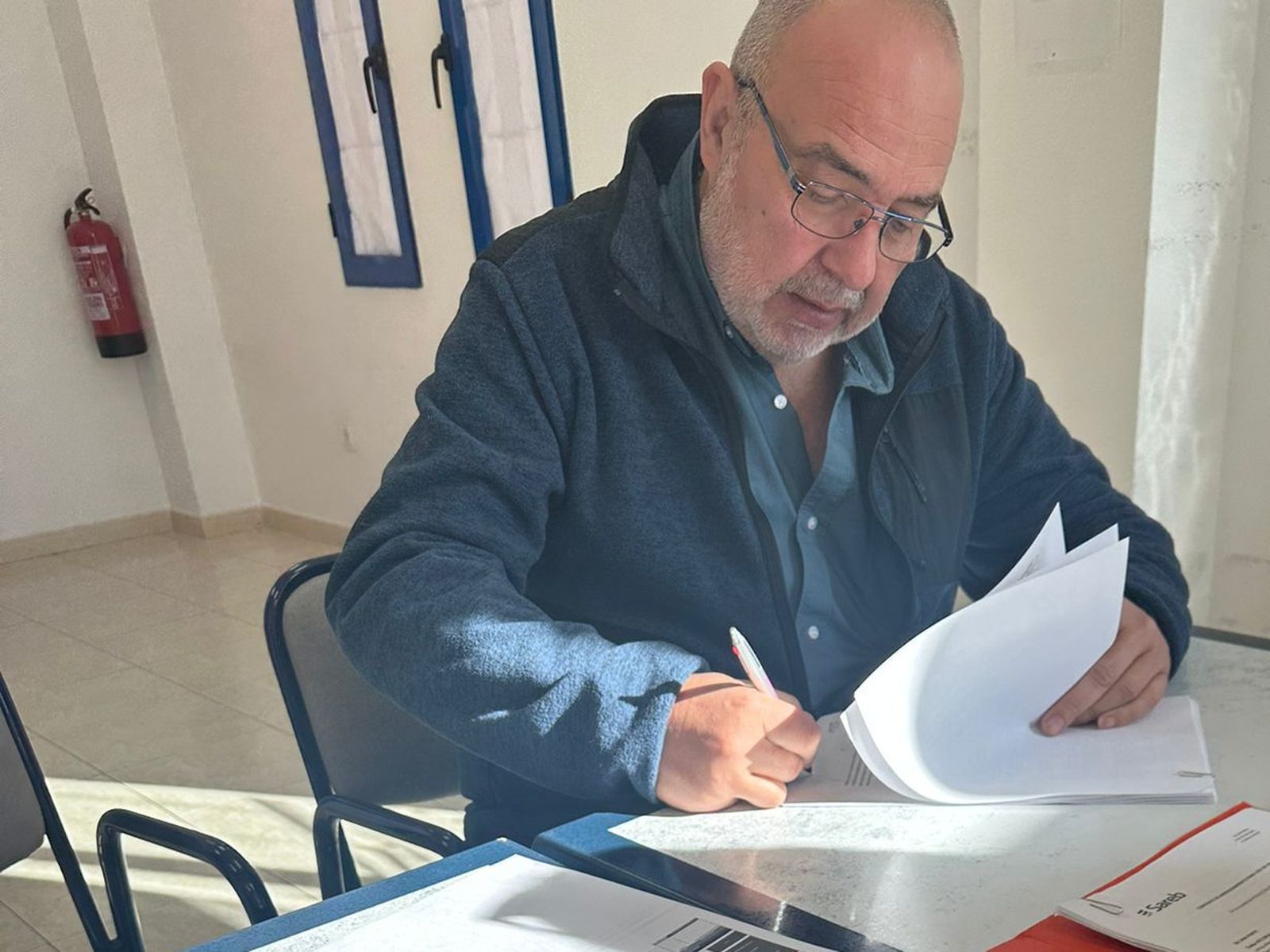 La compañía Sareb firma alquileres sociales con 16 familias de la calle Catania en Aguadulce.