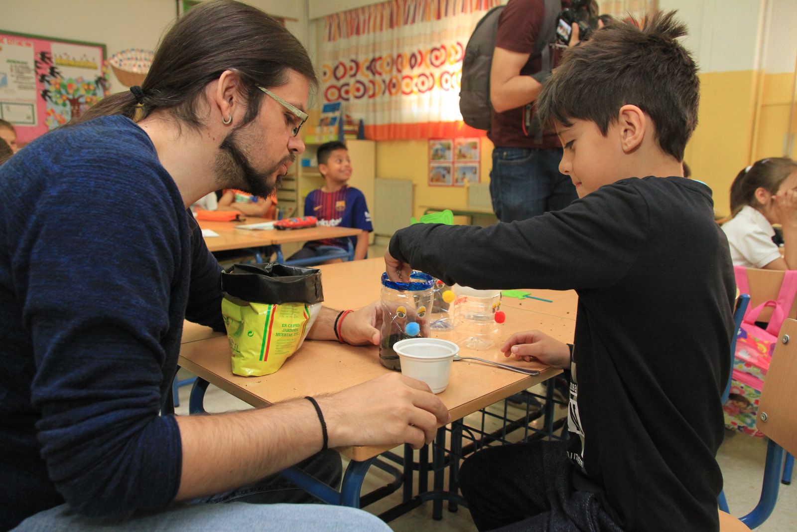 Imágenes de la plantación de árboles llevada a cabo en el colegio Los Rosales, con motivo del incendio del año pasado