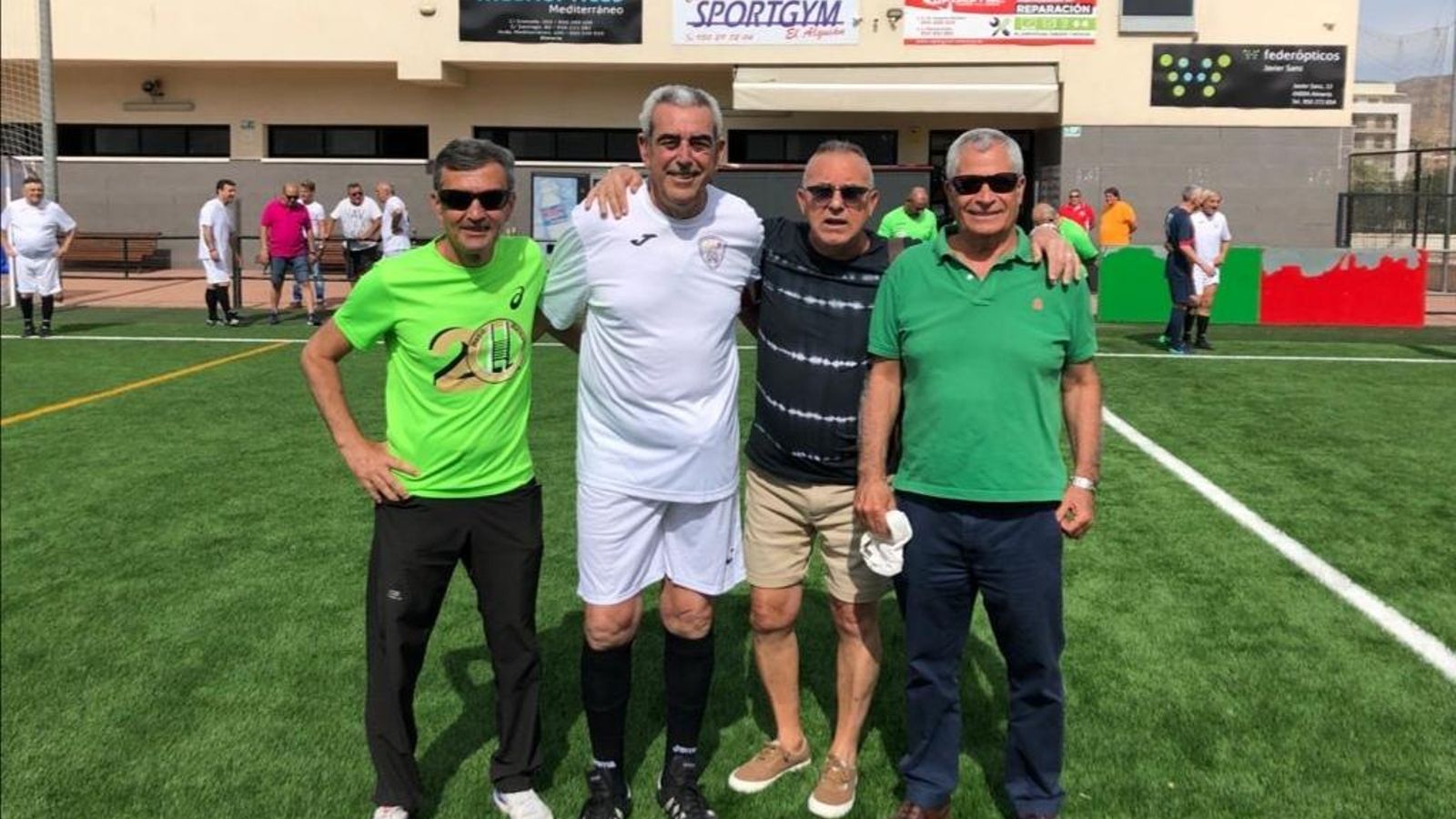 Ufarte, de blanco, junto a amigos y ex compañeros futbolistas como Ventura y Gregorio en el Tito Pedro.