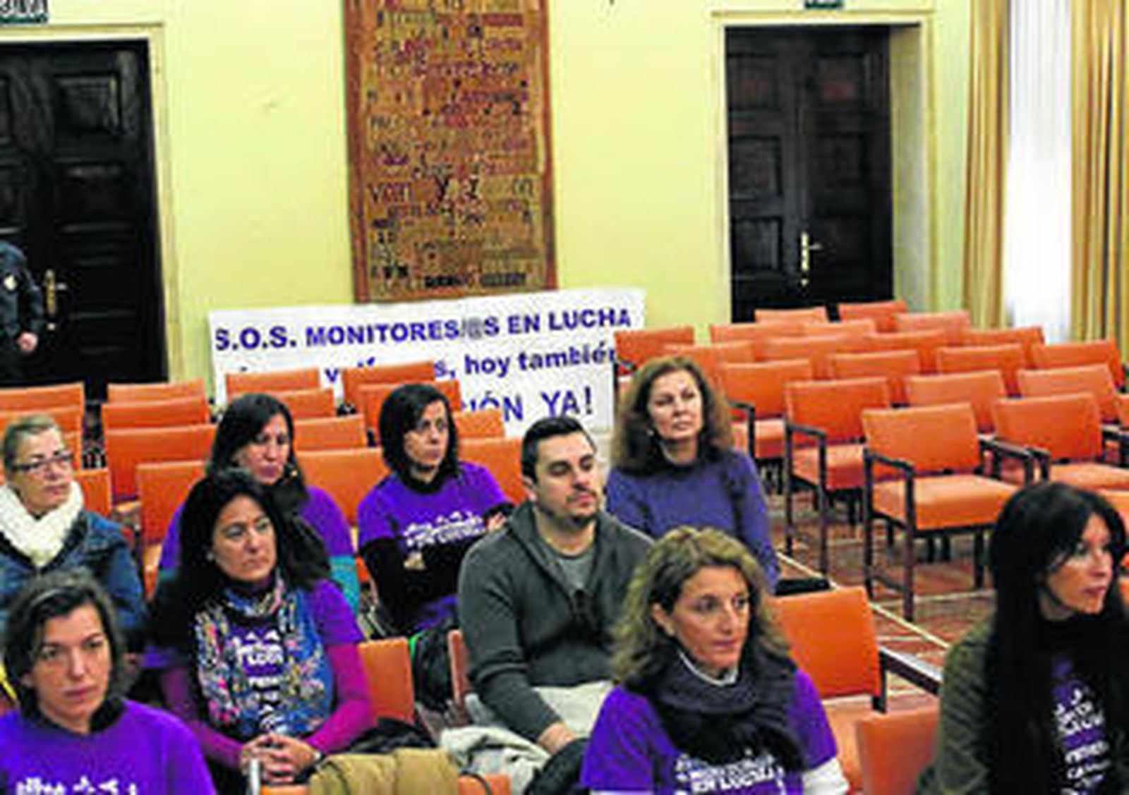 Protesta de los monitores municipales en el último pleno de Diputación.