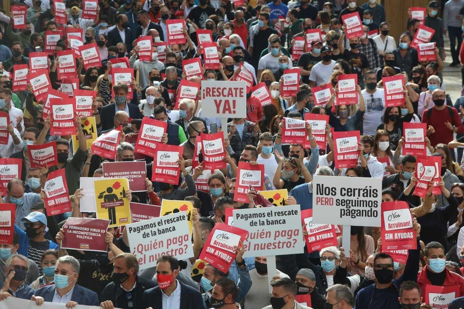 Fotos de la cacerolada de los hosteleros en Málaga, contras las medidas del Covid