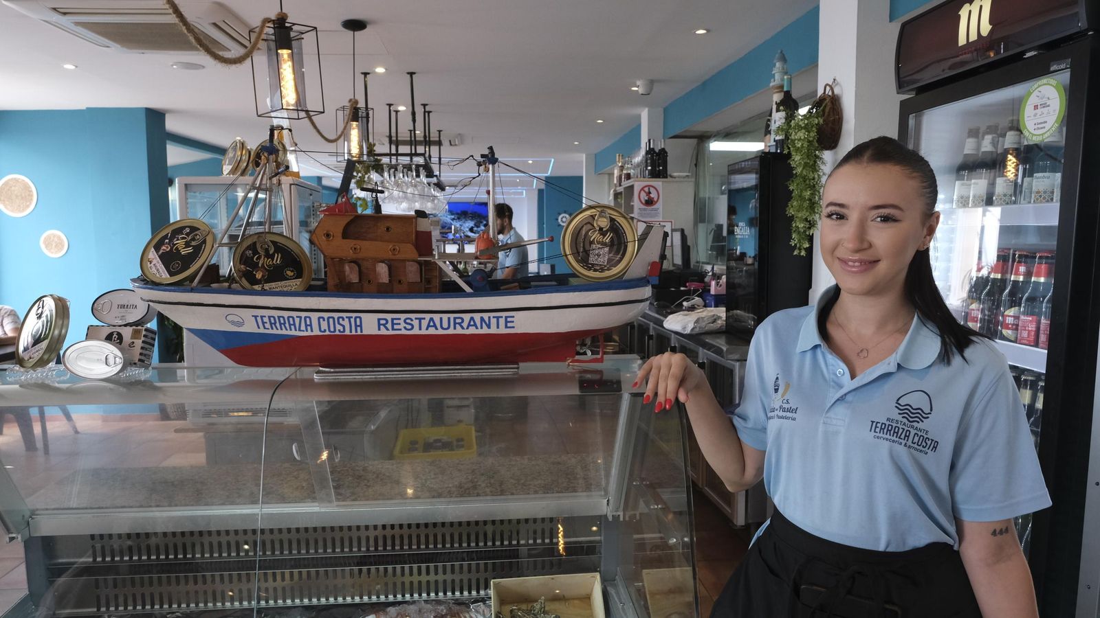 Dina, encargada del restaurante.