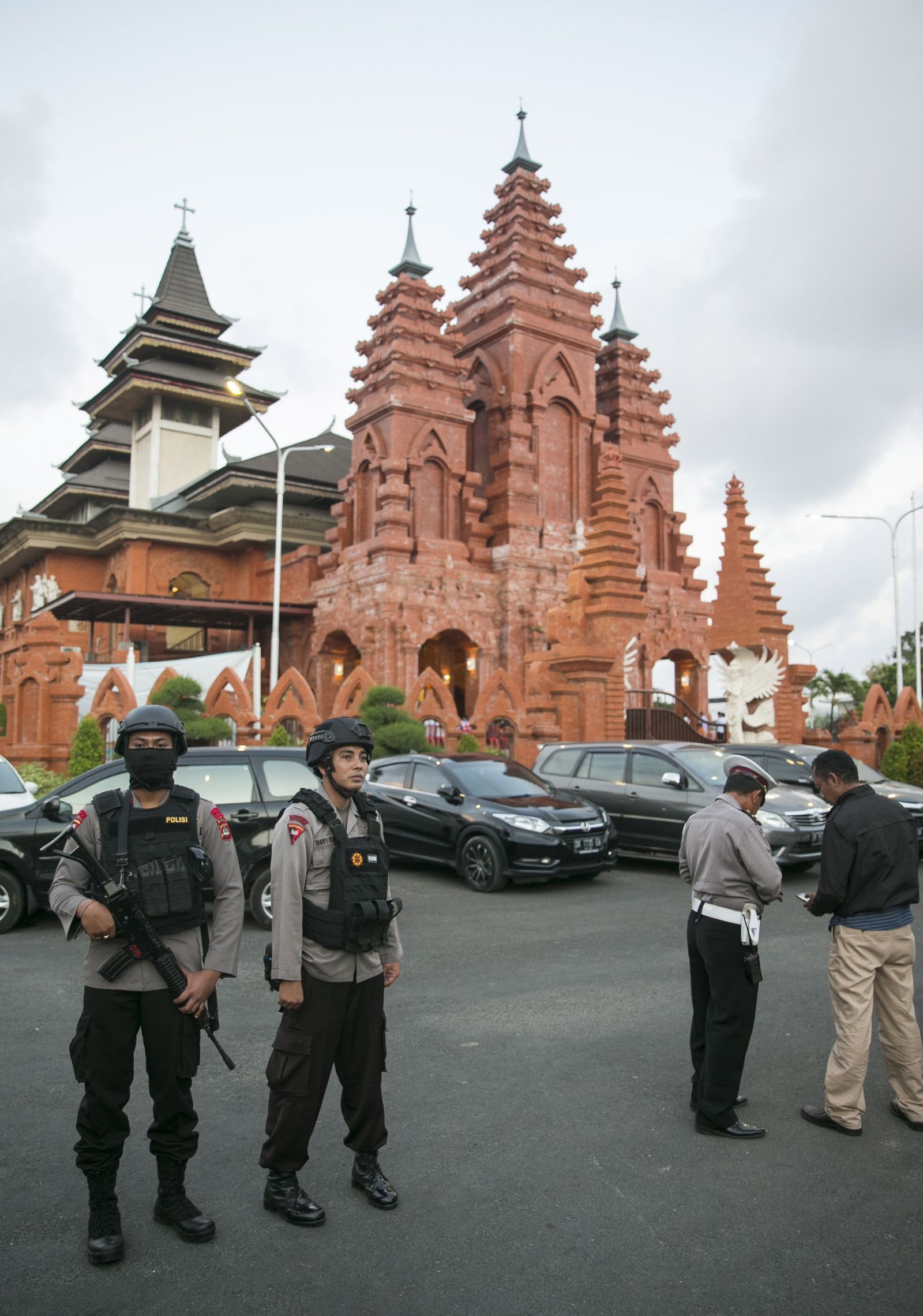 Las imágenes del triple atentado contra la minoría cristiana en Indonesia