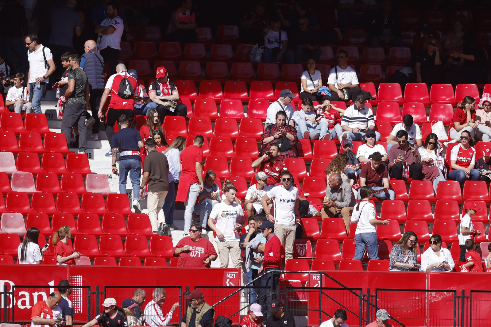 Búscate en las fotos del Sevilla-Almería