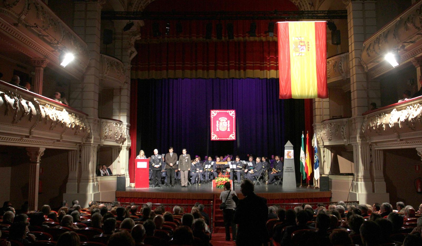 Escenario del Gran Teatro habilitado para la celebración del Día de la Subdelegación de Defensa.
