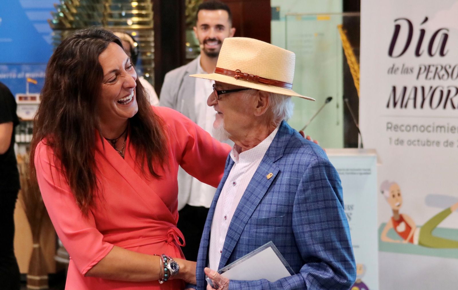 La consejera Loles López saluda a uno de los premiados.