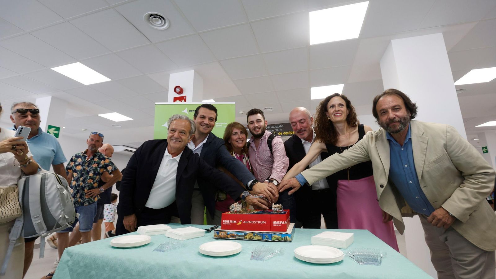 El primer pasajero de los vuelos comerciales del aeropuerto con las autoridades.