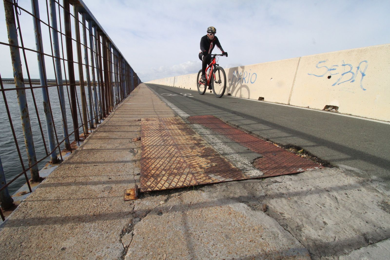 Imágenes del mal estado del puente Sifón.