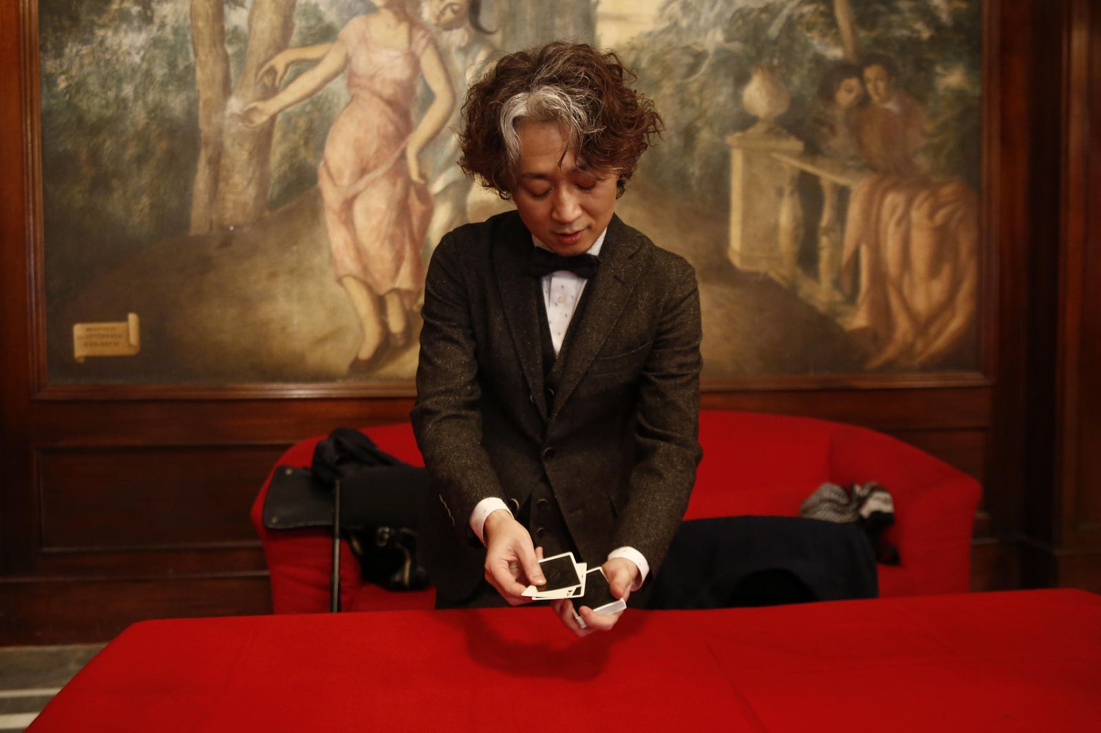 El cartomago japonés hace un truco