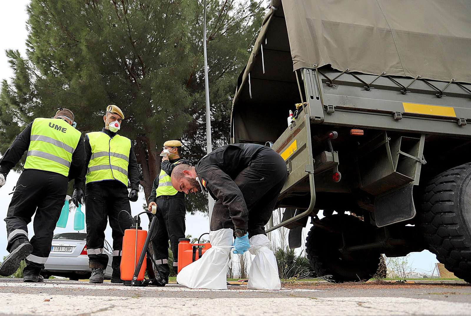 Imágenes de la UME realizando trabajos de limpieza y desinfección en el Hospital Infanta Elena de Huelva