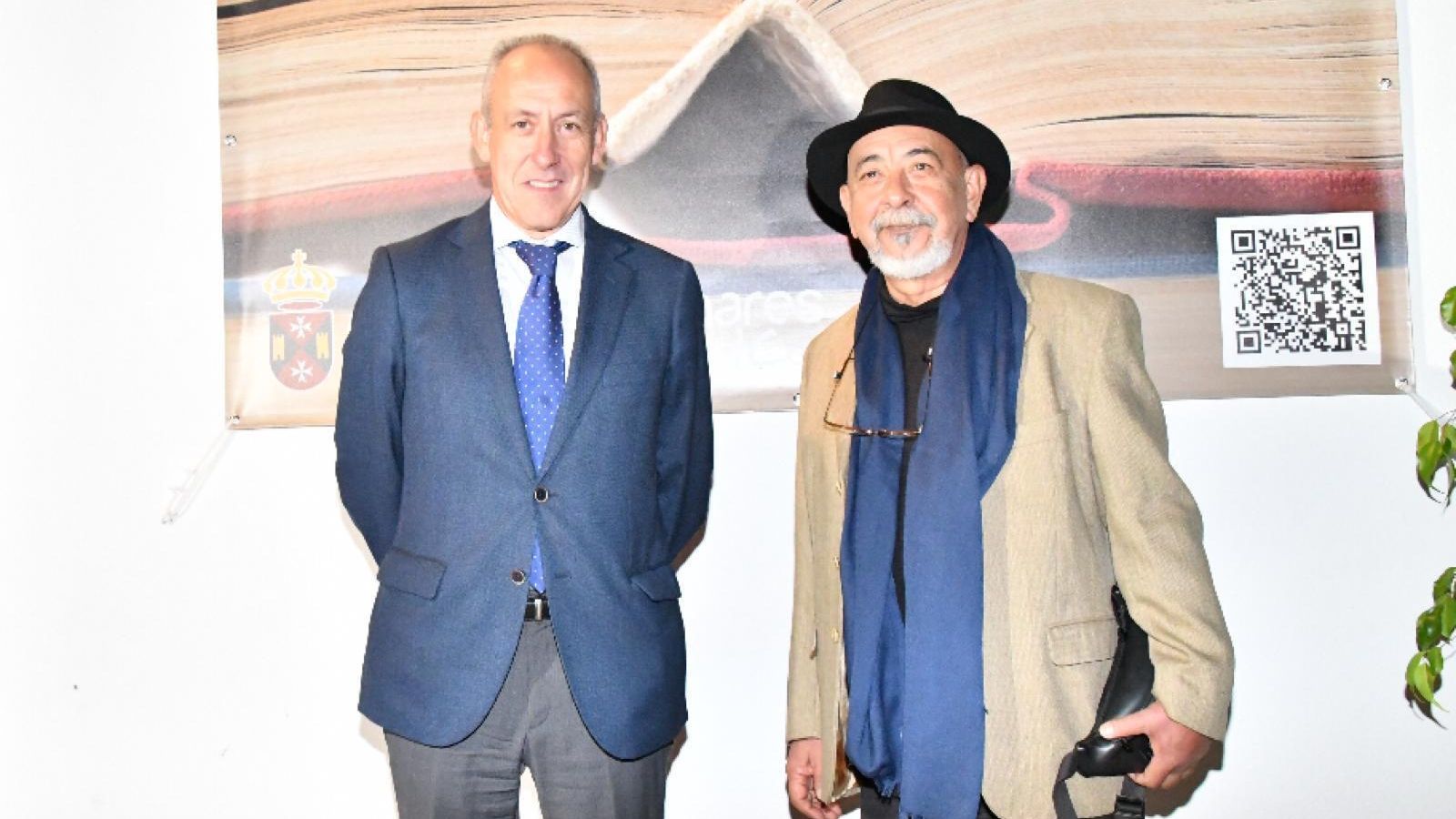 El alcalde con Leonardo Padura, pregonero de esta edición.