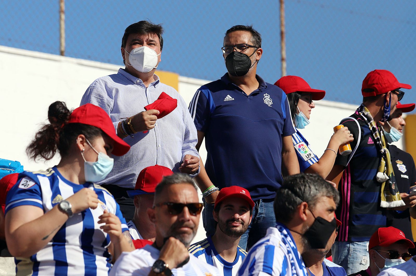 Imágenes de la afición más fiel del Recre en su visita al campo del Antoniano