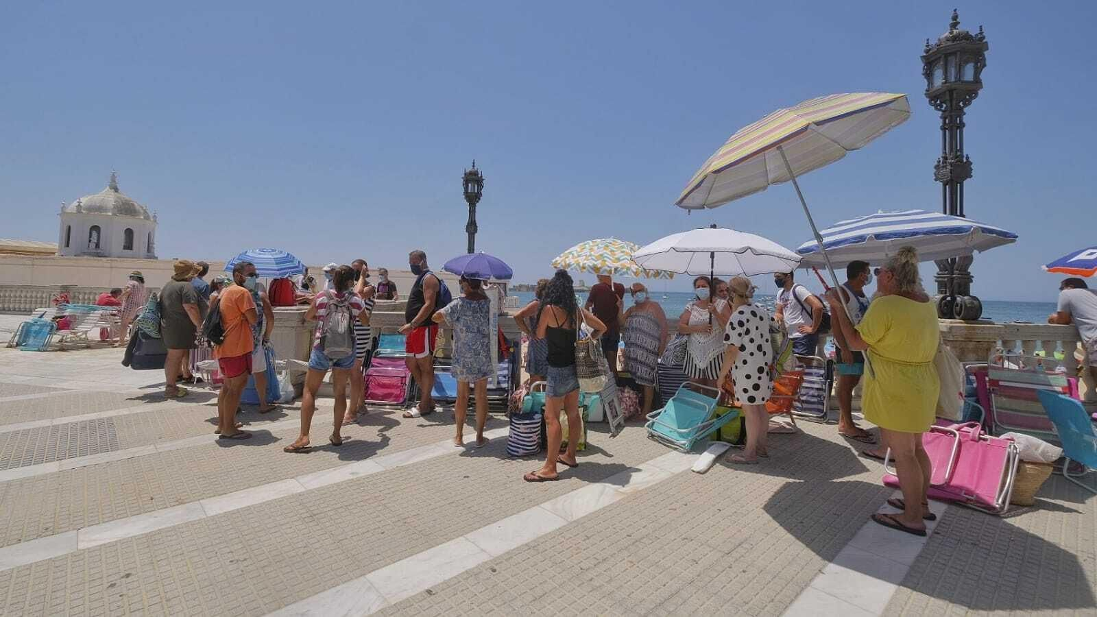 Imágenes inéditas en La Caleta con colas para entrar al completarse el aforo