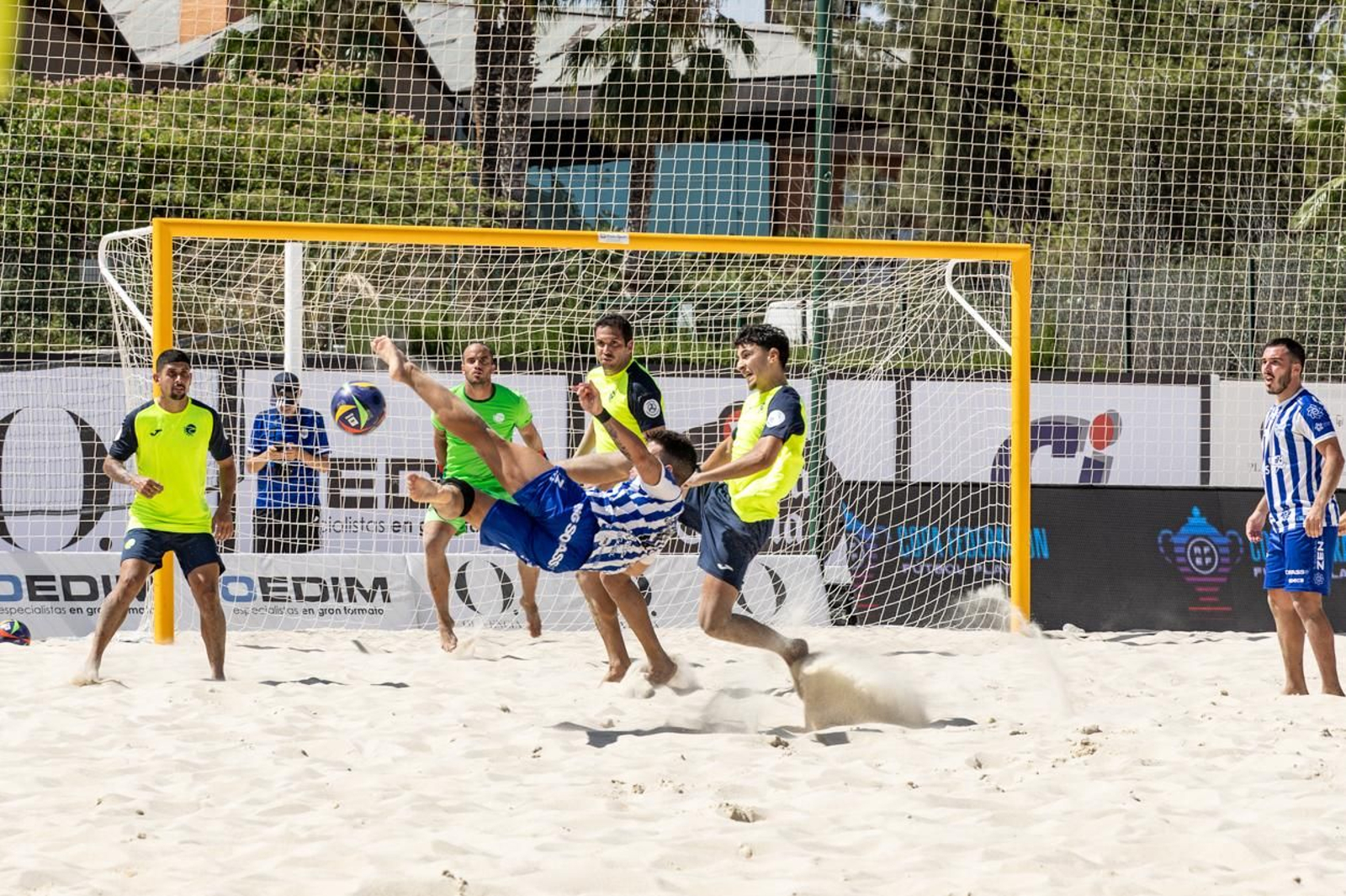 La final y la entrega de trofeos de la Copa Federación masculina de fútbol playa, en imágenes