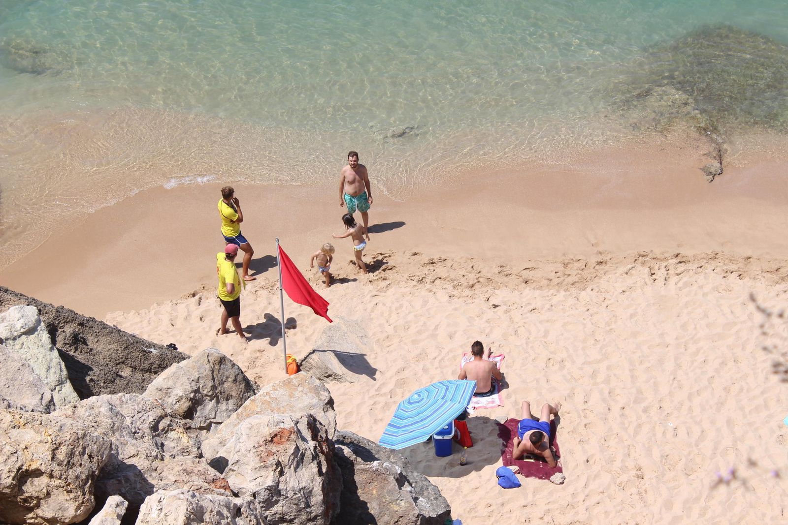 La bandera roja ondeando en los bajos del faro no resta público en la zona.