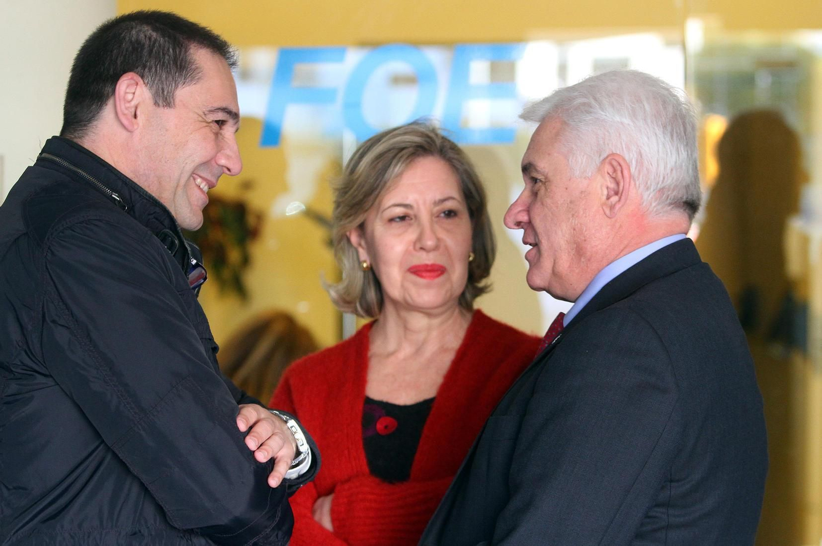José Luis Ramos (i) junto con la secretaria general de la FOE, María Teresa García y Miguel Palacios.