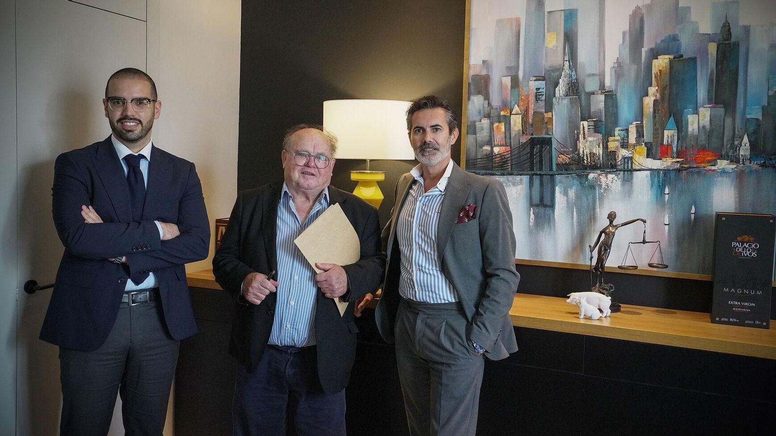 Los abogados Carlos Morales (izqda.) y Roberto Carlos Ortega (dcha.) junto a Pedro Lázaro, presidente de la Unión de Consumidores de Cádiz (Ucauce).