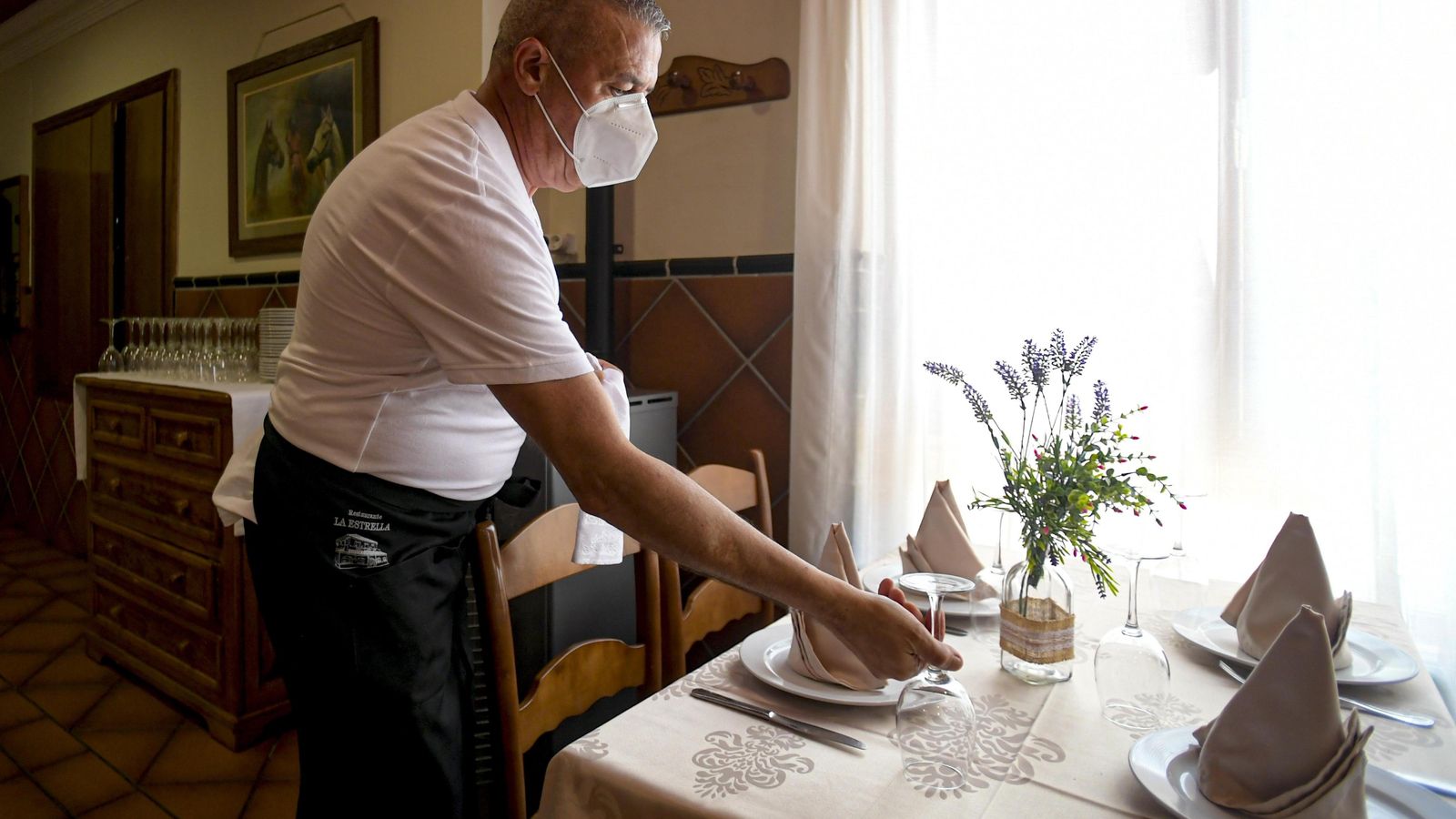 Los bares y restaurantes podrán abrir al 30% en su interior