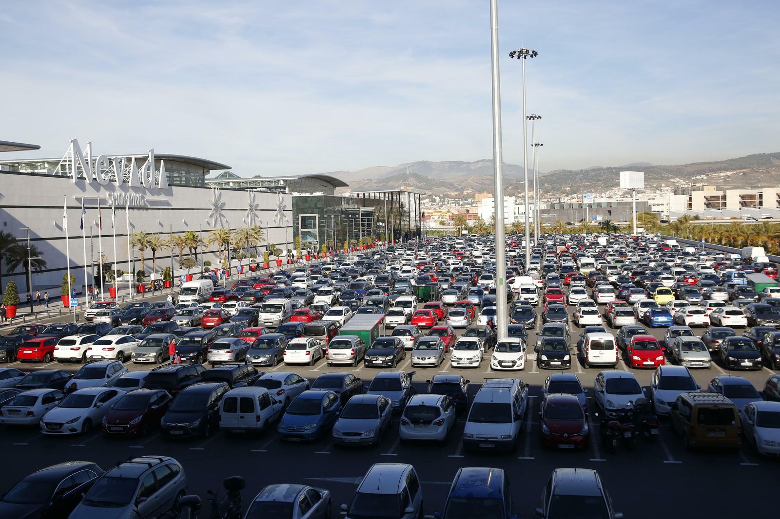 Imagen mareante del parking del Nevada, sin una plaza libre