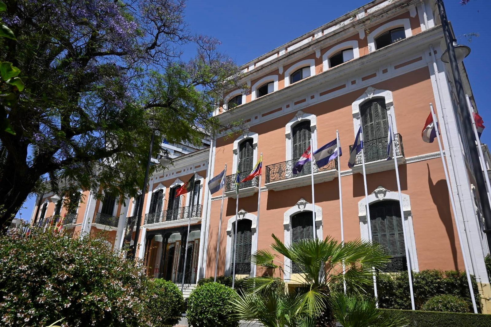Fachada principal de la Casa Colón en Huelva.