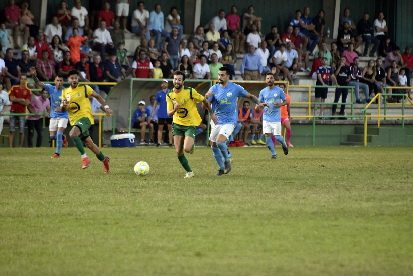 Un jugador del Ciudad de Lucena pugna con un barreño por la posesión del balón.