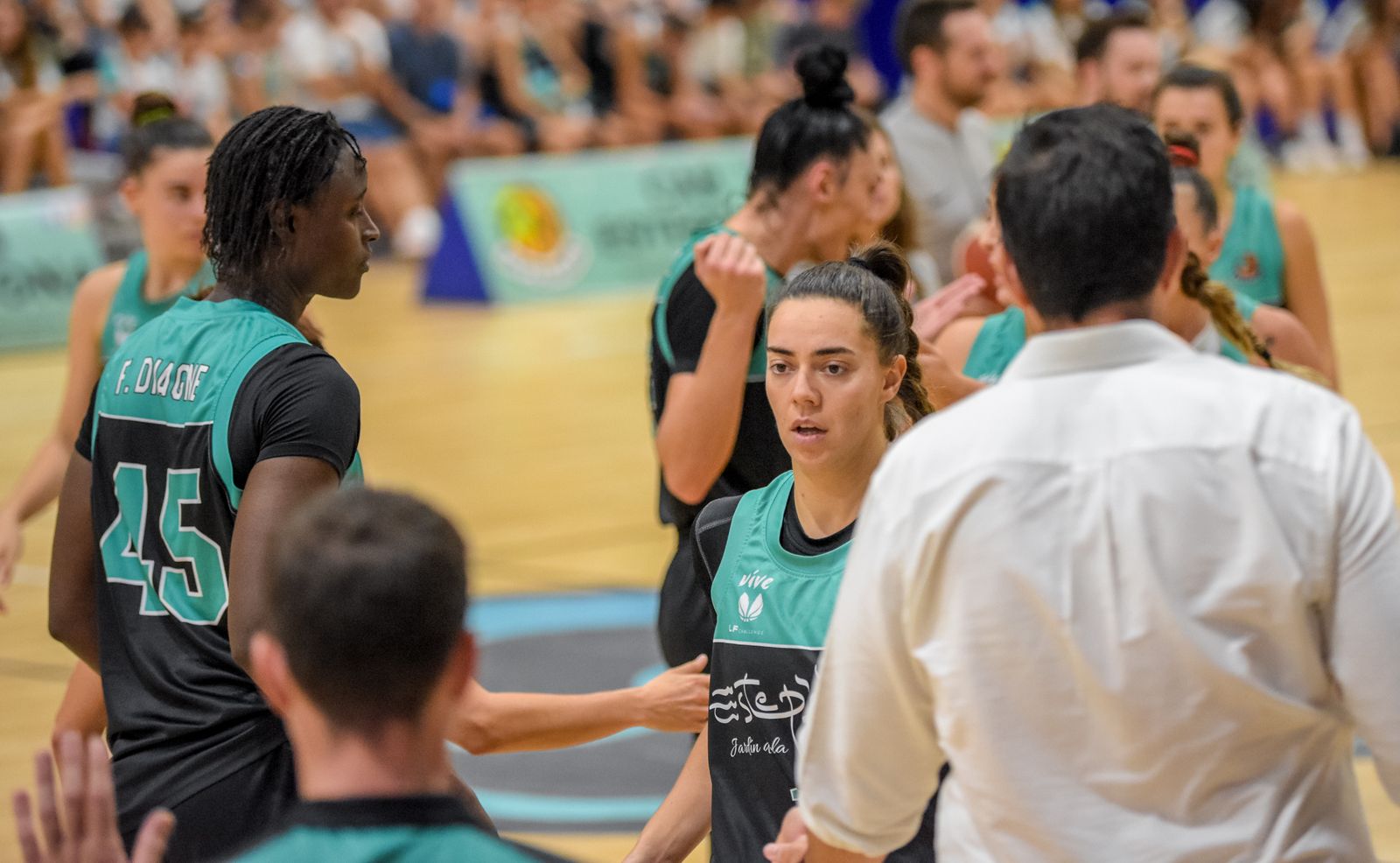 Jugadoras del CAB Estepona, durante un tiempo muerto.