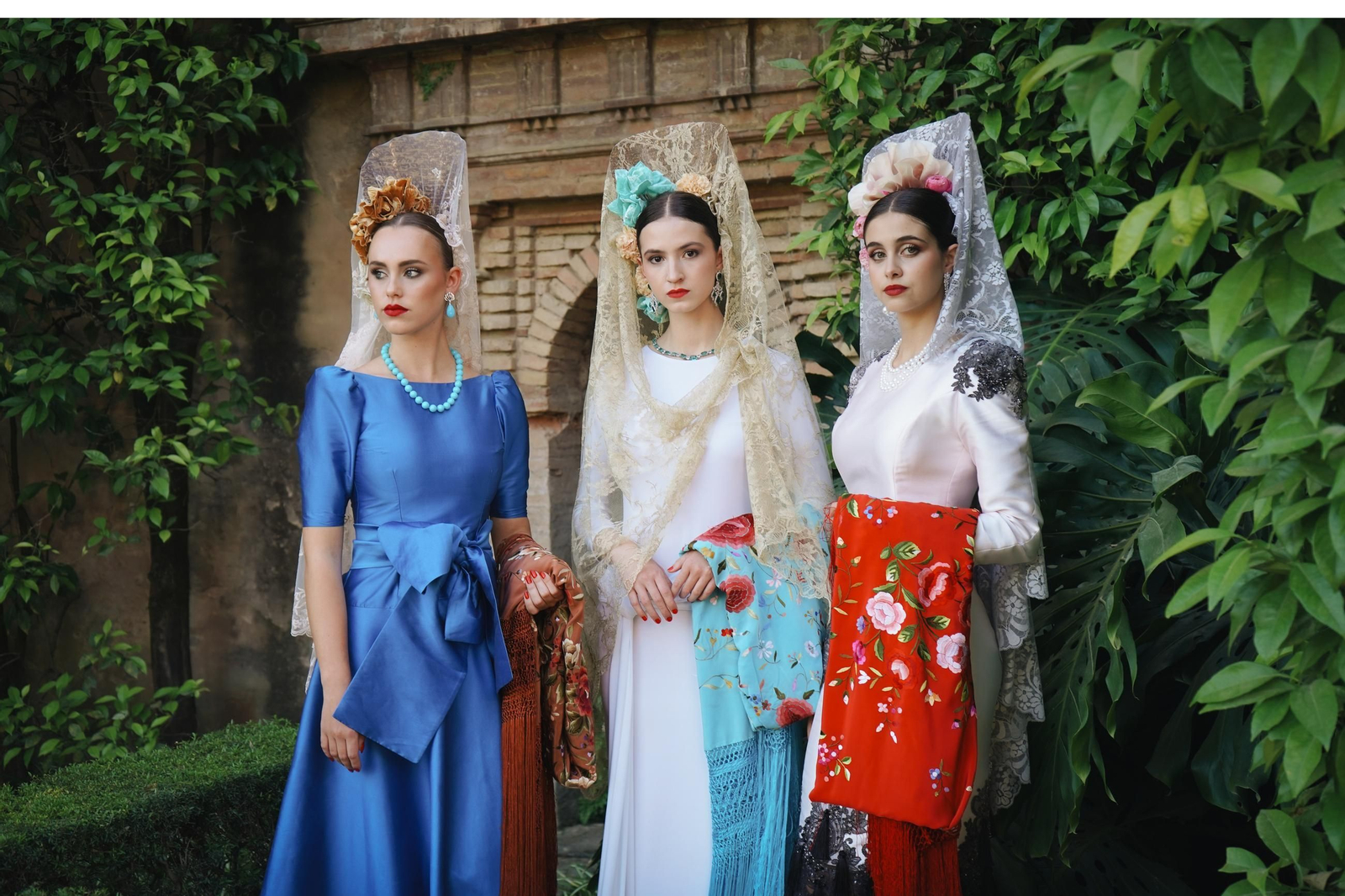 El Álcazar de Sevilla se llena de mujeres vestidas de mantilla, todas las fotos