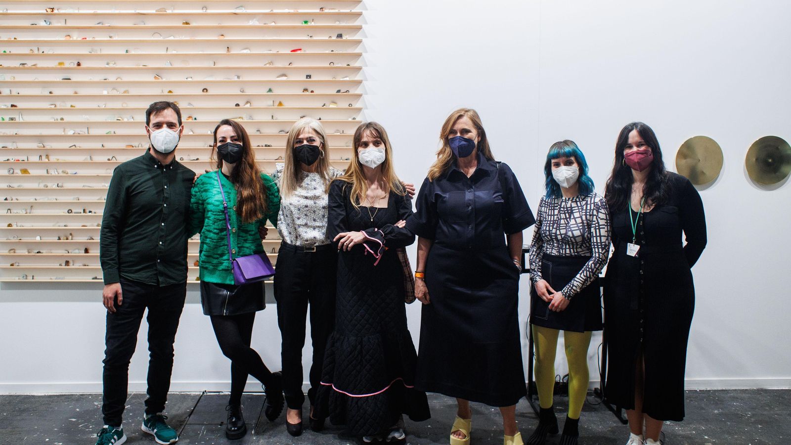 Patricia del Pozo y Francesca Thyssen con los artistas y la comisaria del stand de Iniciarte.