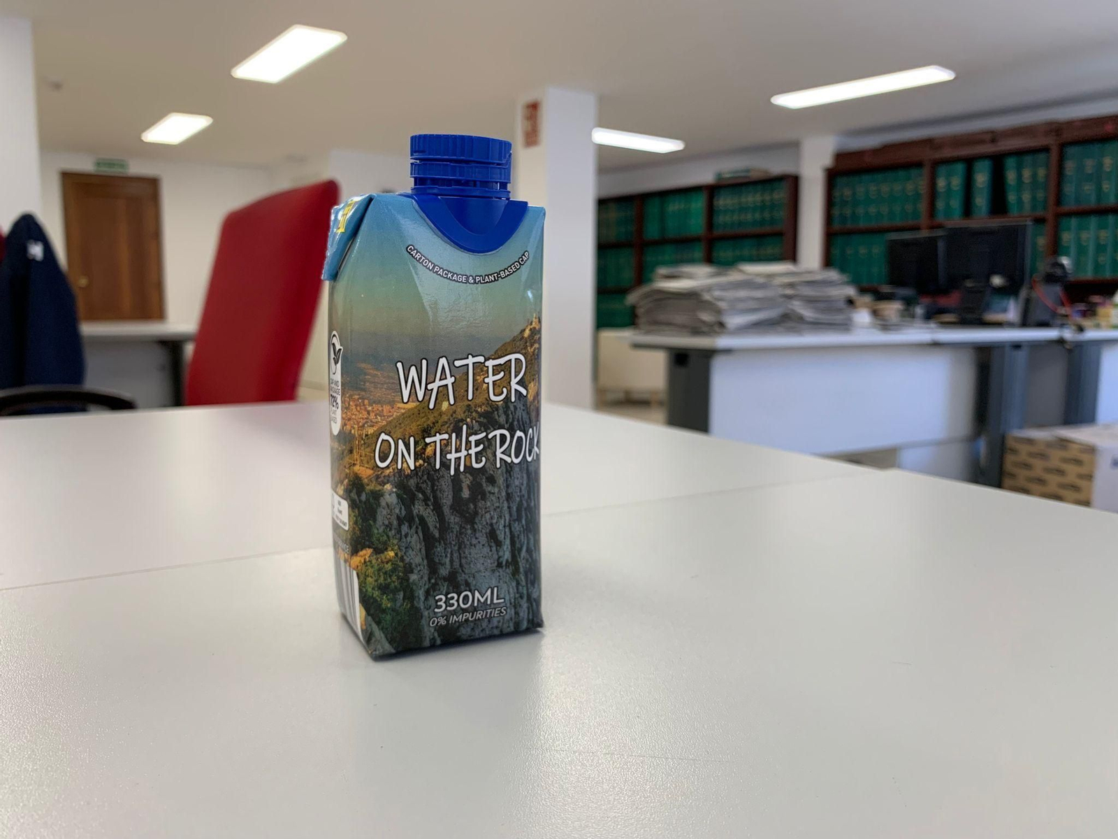 Un envase del agua 'Water on the Rock'.