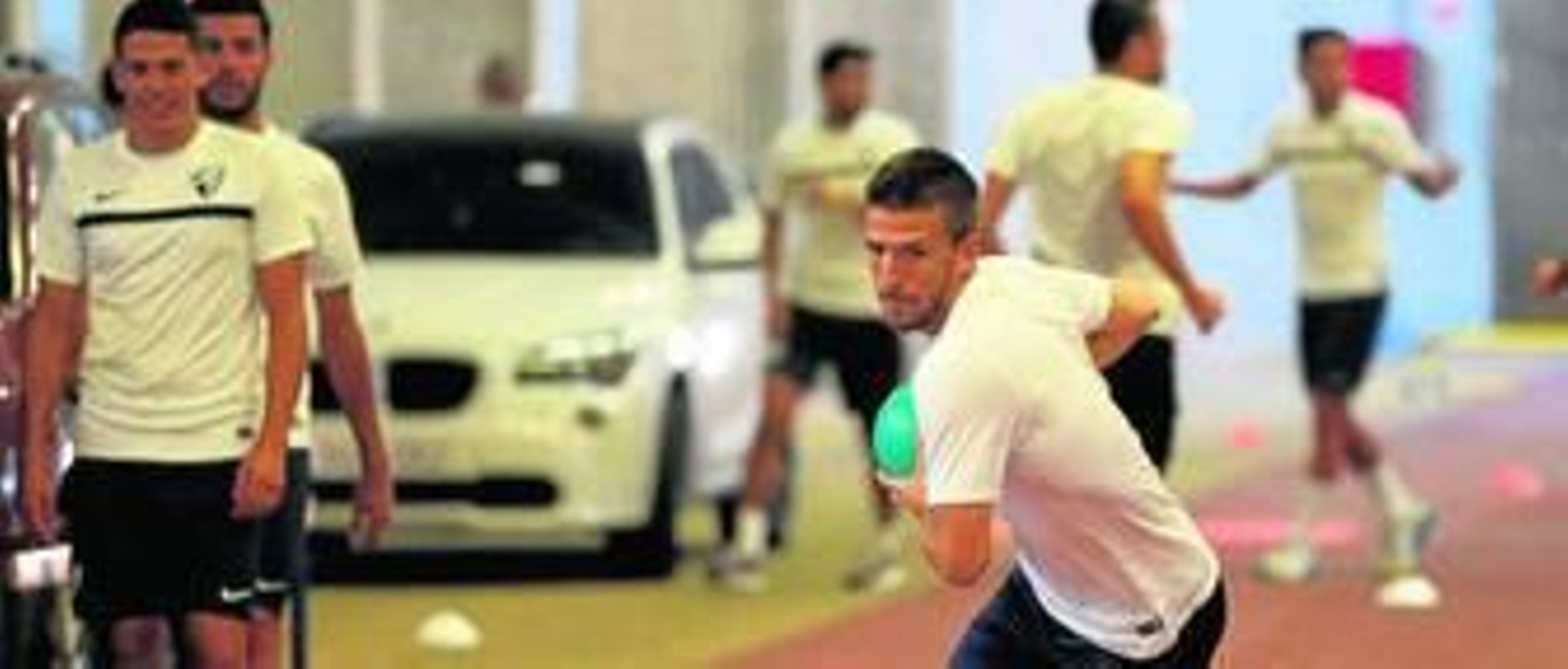 Camacho, ayer, hace uno de los ejercicios con balón medicinal dispuesto en la sesión de trabajo.