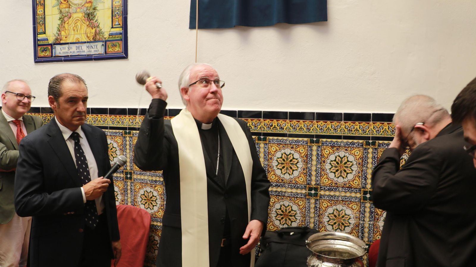 Momento en que don José Ángel bendice el Casino de Cazalla.