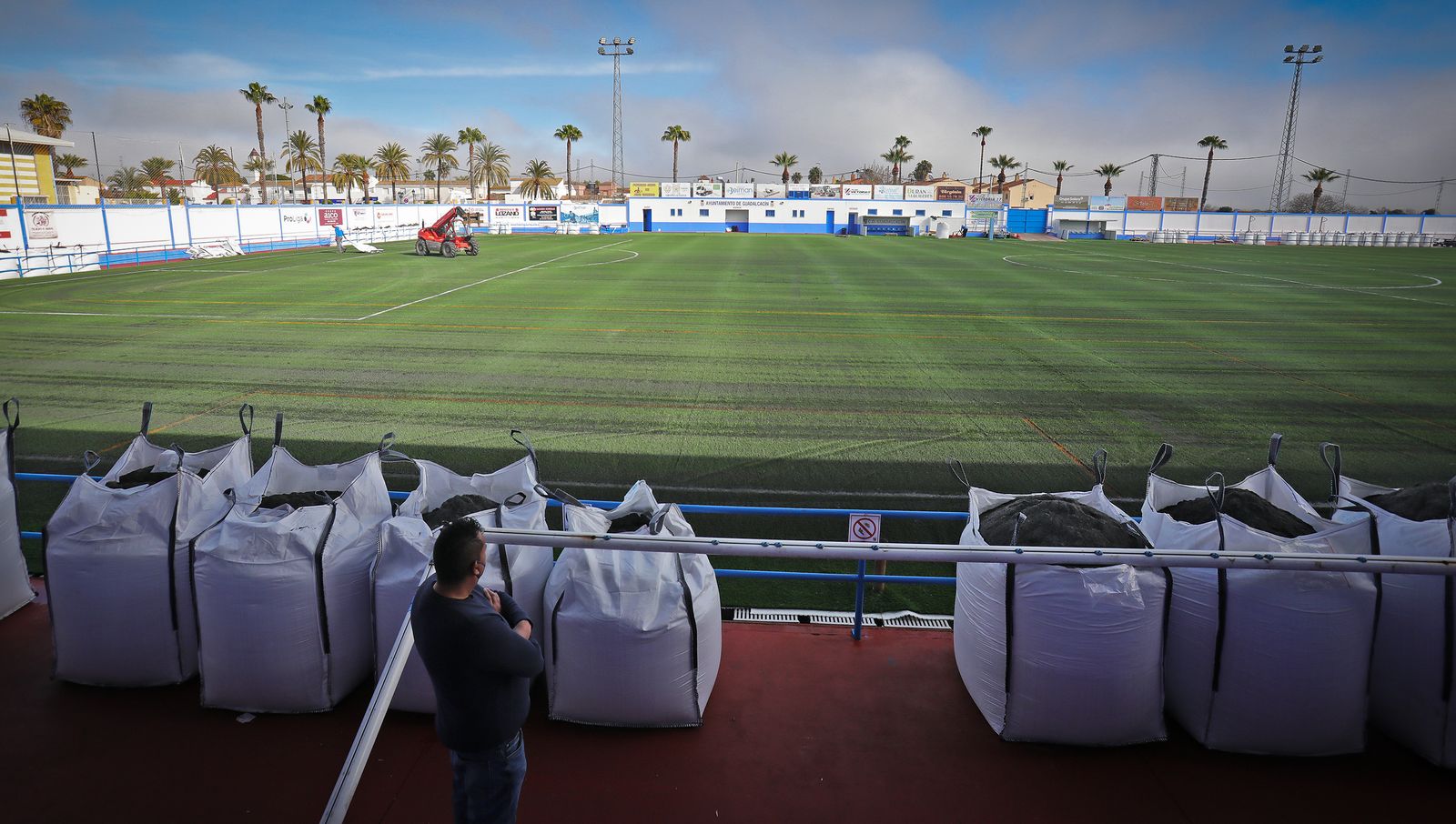 Así luce el Estadio Municipal de Guadalcacín tras el cambio de césped