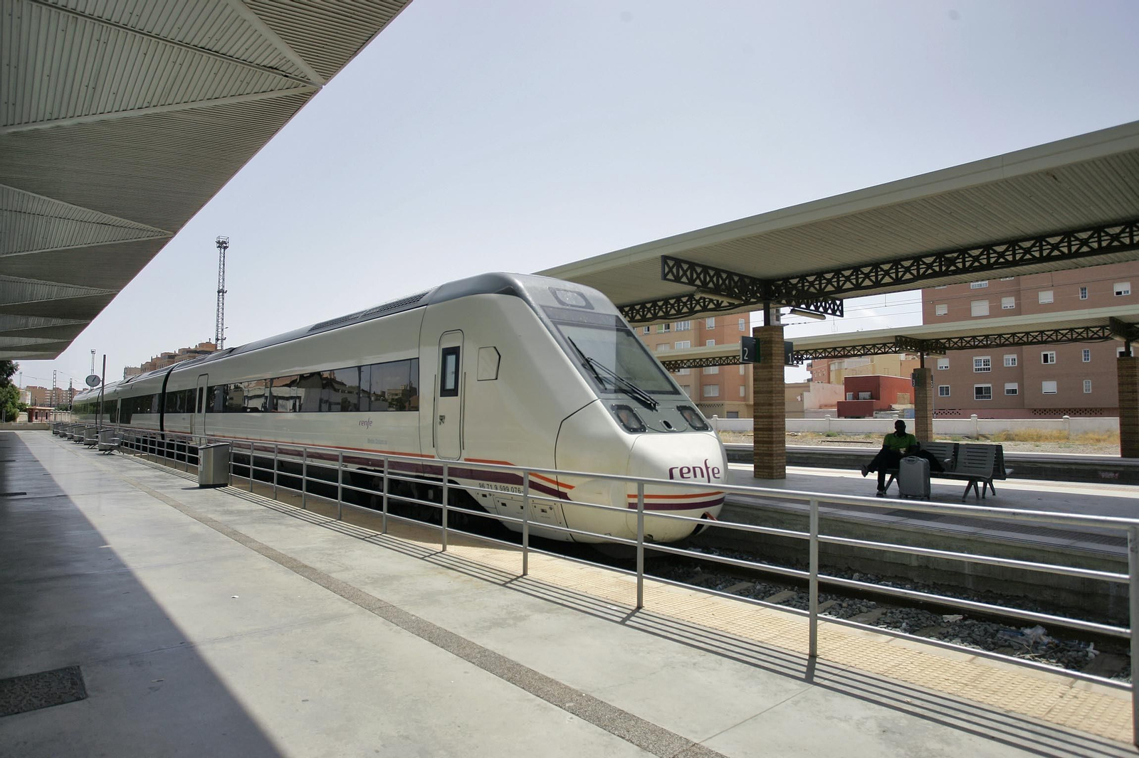 Un tren espera en la estación Intermodal de Almería.